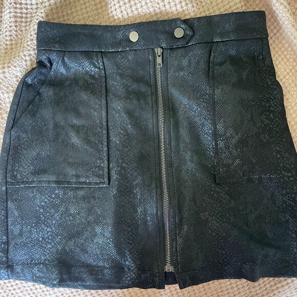 NWT Skies are Blue LA Black Snake Print Zip-up Miniskirt Size S - Picture 1 of 12